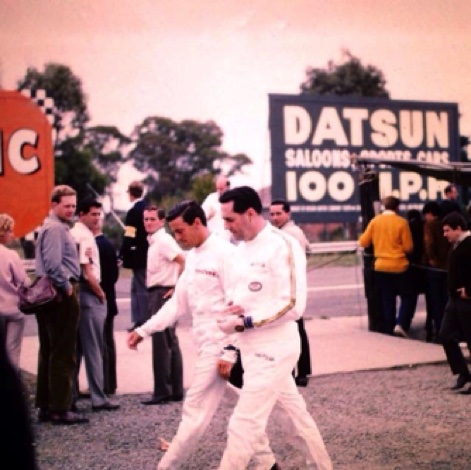 Jim en pleine discussiob avec Jack Brabham à Sandow Park
© T. Brandt Jim en pleine discussiob avec Jack Brabham à Sandow Park
© T. Brandt